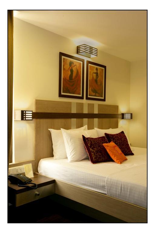 Hotel Utsav Deluxe Πούνε Δωμάτιο φωτογραφία