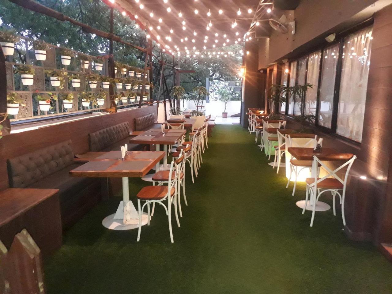 Hotel Utsav Deluxe Πούνε Εξωτερικό φωτογραφία