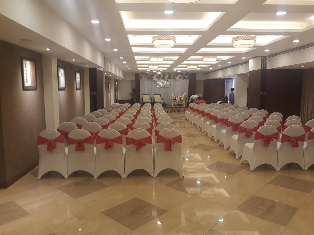 Hotel Utsav Deluxe Πούνε Εξωτερικό φωτογραφία